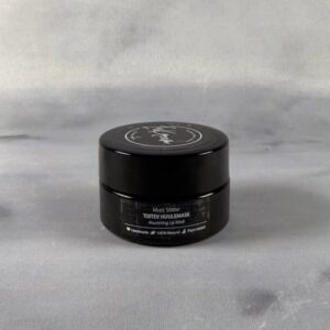 Must Sõstar. Toitev huulemask.